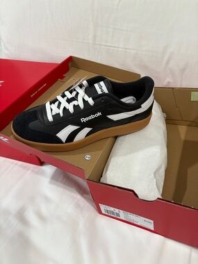 Reebok Smash Edge UNISEX Black & White Classic Gum Sole Sneaker